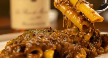A Napoli la genovese si fa così: segui la ricetta e porti la vera tradizione in tavola