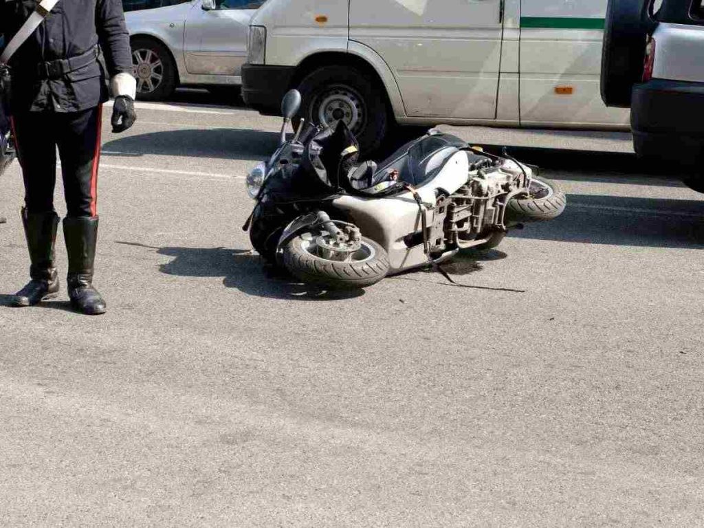 Scooter sull'asfalto carabiniere