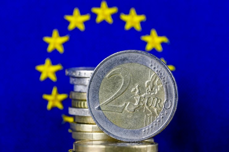 Monete e sfondo bandiera Unione Europea