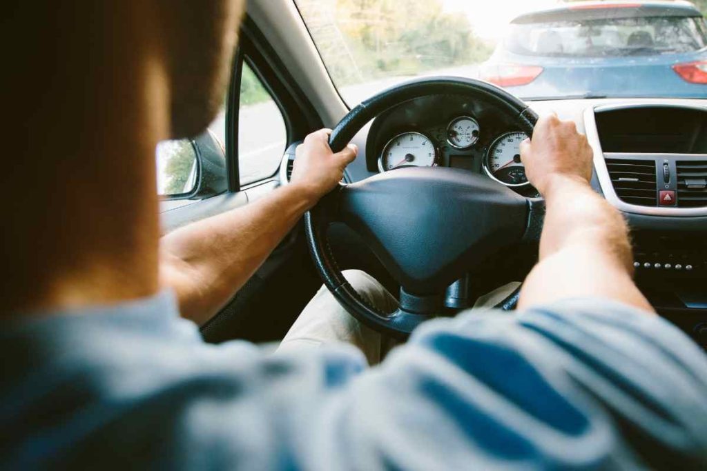Guidatore al volante