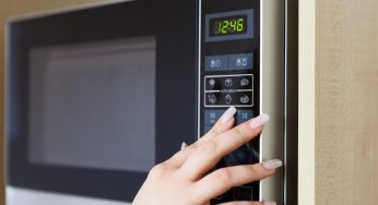 Non usare il microonde solo per scaldare i cibi: questi alimenti puoi cucinarli lì dentro