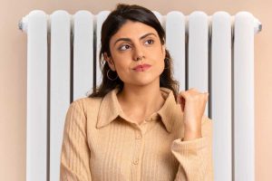 Termosifone ragazza pensierosa in primo piano