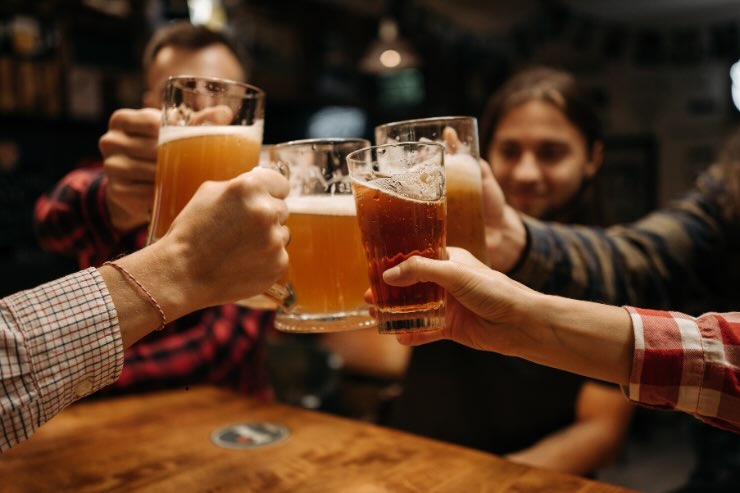 gente che brinda con birra