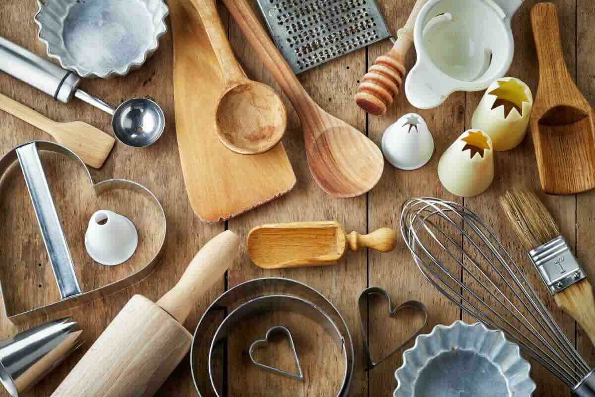 utensili vari di acciaio e di legno