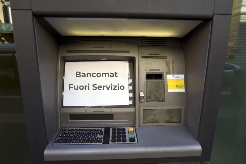 Sportello bancomat e foglio con scritto "fuori servizio"