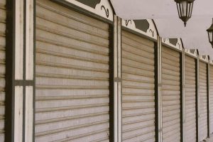Serrande abbassate negozi e bar Piemonte
