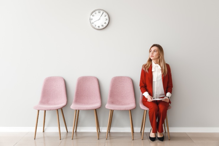 Ragazza in attesa del colloquio di lavoro