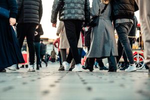 mezzo busto di persone che camminano per strada in Piemonte