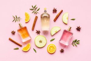 Diverse boccette di profumo