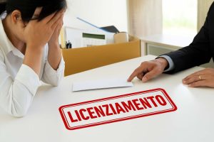 datore di lavoro che licenzia la dipendente e scritta "licenziamento"