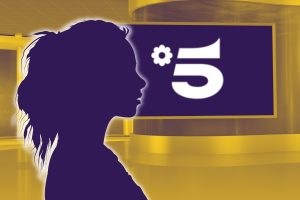 Sagoma femminile e tv con logo Canale 5