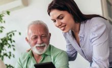 Figlia e padre al tablet