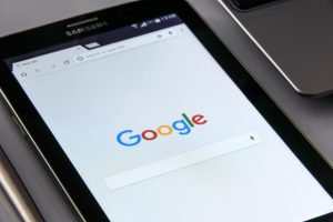 Tablet con motore di ricerca Google sullo schermo