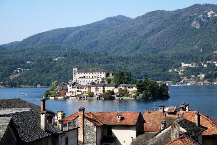 Orta San Giulio vista da lontano e circondata dal lago