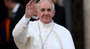 “Mi ha sempre chiamato sicario, ma io lo perdono”: il saluto più spiazzante a Papa Francesco arriva da Torino