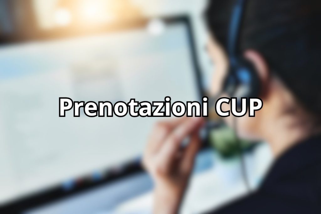 Donna al centralino davanti ad un pc e scritta in sovraimpressione "Prenotazioni CUP"