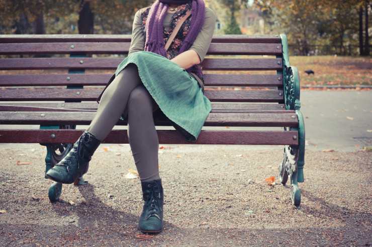 Ragazza single seduta su una panchina