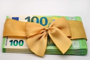 banconote da 100 euro fasciate con un fiocco