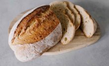 Pane affettato su tagliere