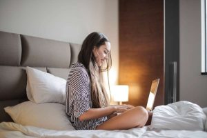 Ragazza al laptop