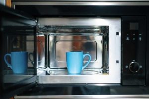 Tazza azzurra nel microonde