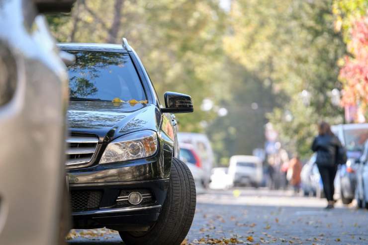 macchina parcheggiata in strada