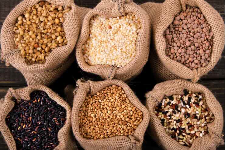 sacchi con legumi e cereali vari