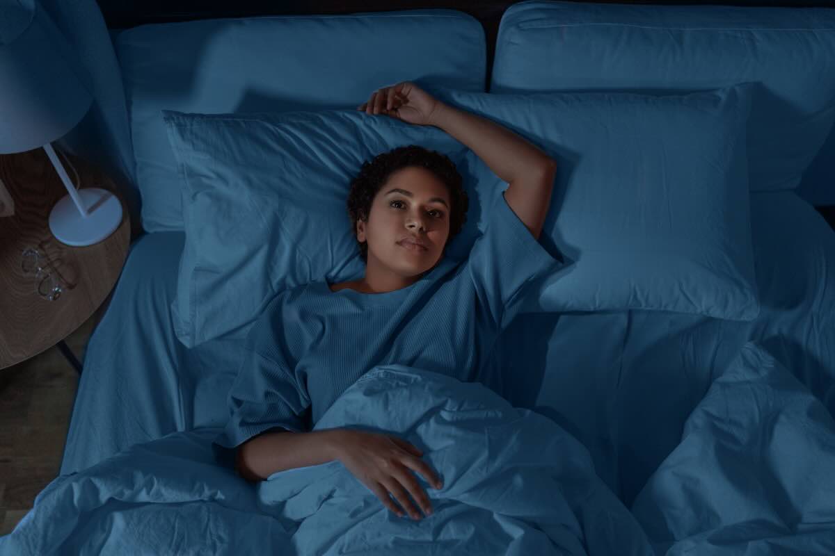 donna nel letto che non riesce a dormire