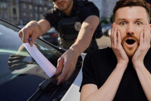 polizia mette multa su parabrezza macchina e uomo stupito