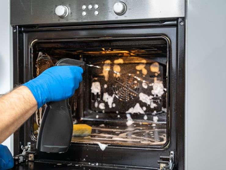 pulizia del forno con spray