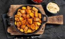 tegame con patate bravas e salse di accompagnamento