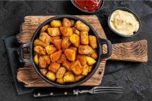 tegame con patate bravas e salse di accompagnamento