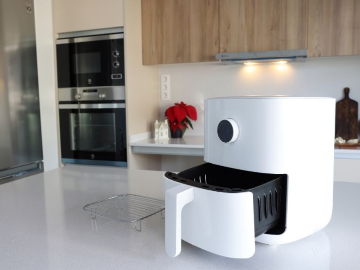 cucina con friggitrice ad aria