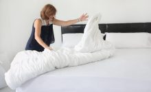 donna che sistema il letto