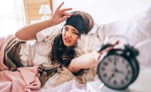 Donna sdraiata nel letto