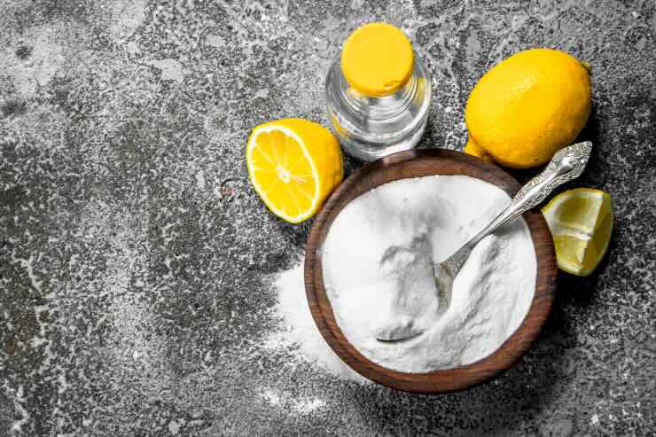 ciotola con bicarbonato e pezzi di limone