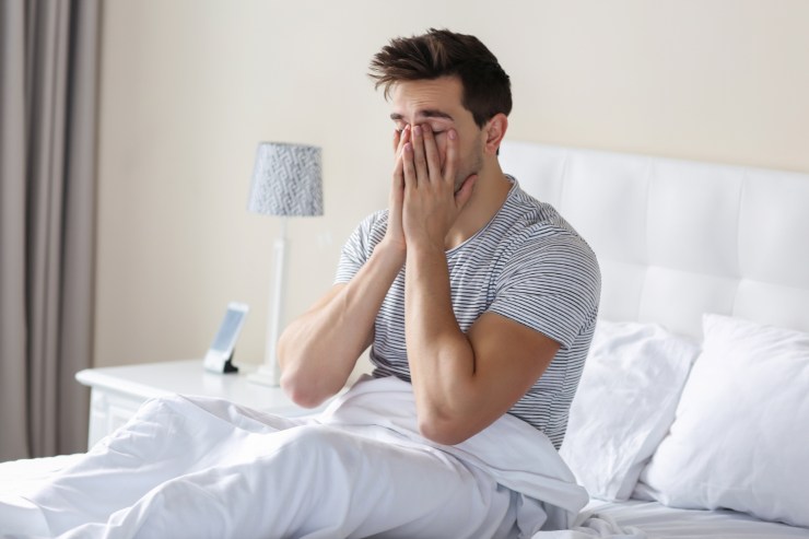 Uomo che si sveglia stordito dopo le allucinazioni del sonno