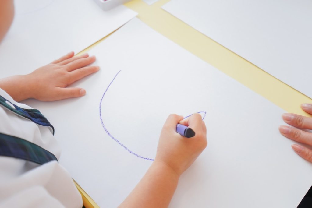 Bambino che disegna all'asilo