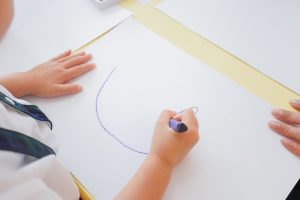 Bambino che disegna all'asilo