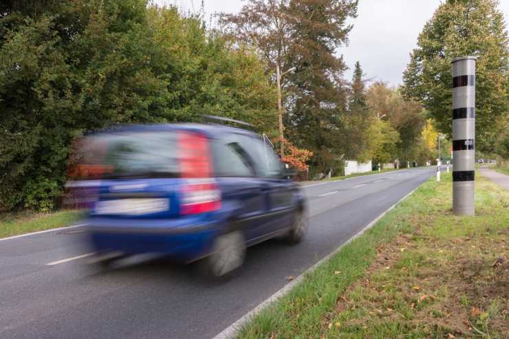 Auto in movimento e autovelox a lato strada