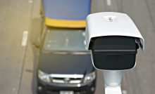 Autovelox primo piano e veicolo sotto