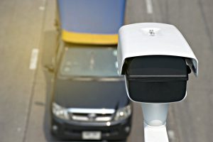 Autovelox primo piano e veicolo sotto