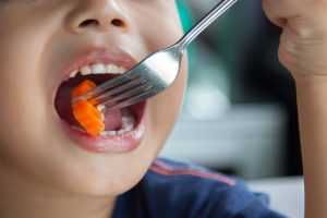 Bambino che mangia, primo piano