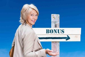 Donna e cartello con indicazioni Bonus