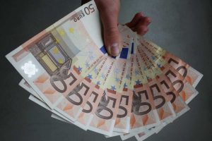 Uomo che mostra tante banconote da 50€