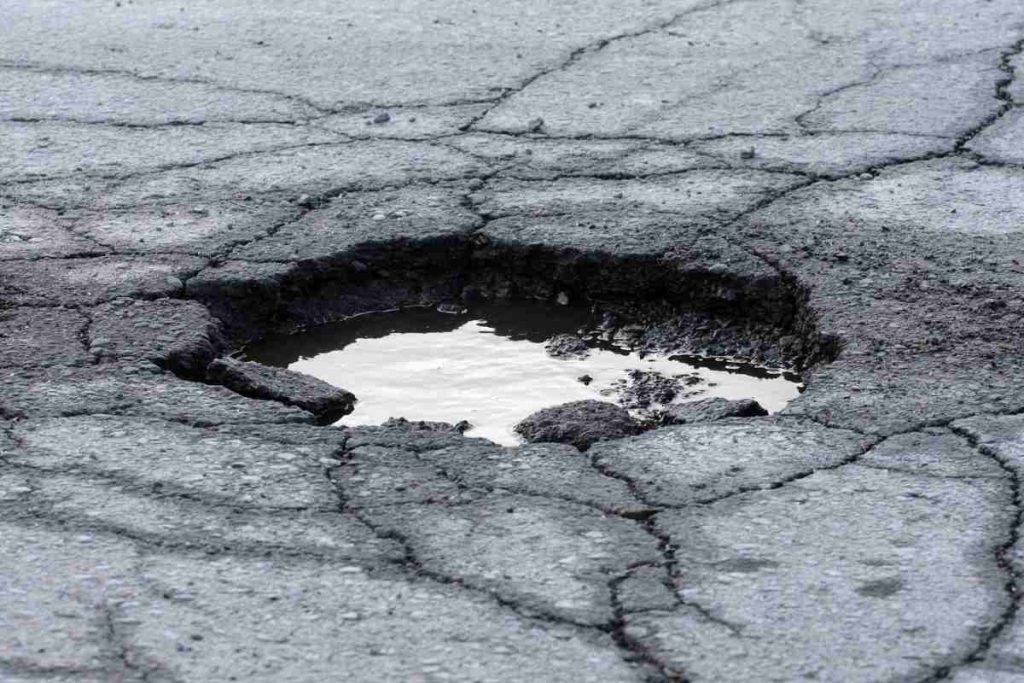Buca sull'asfalto di una strada piemontese