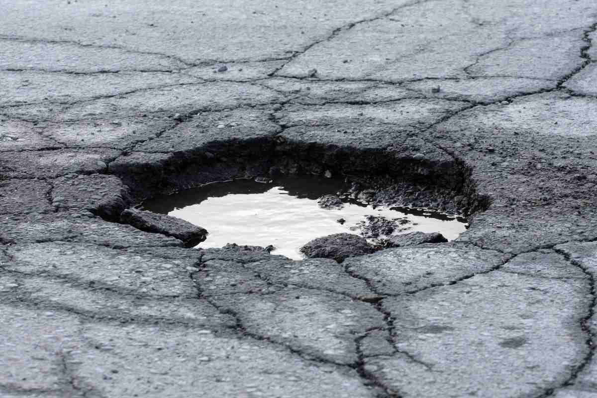 Buca sull'asfalto di una strada piemontese
