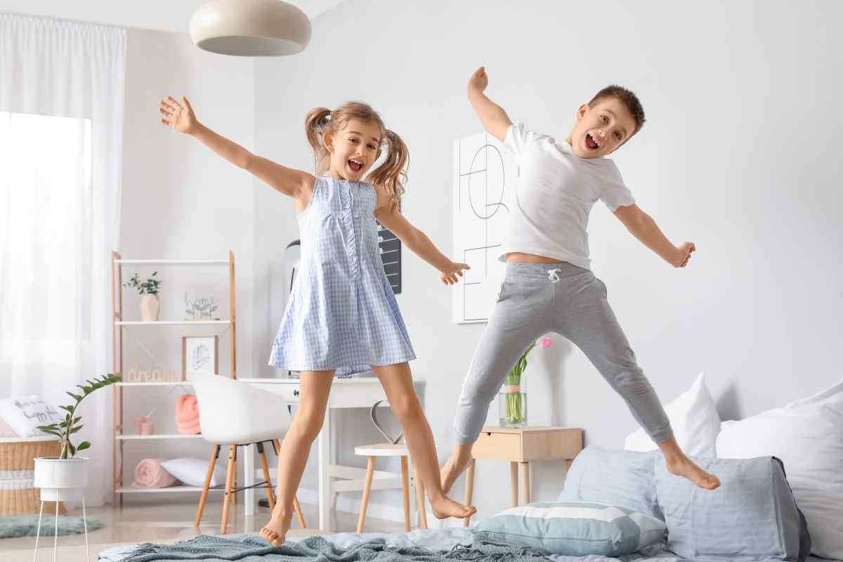 Bambini felici che saltano