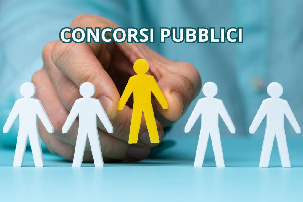 Illustrazione di una selezione lavorativa con omini e scritta "concorsi pubblici"