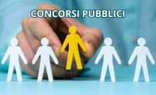 Illustrazione di una selezione lavorativa con omini e scritta "concorsi pubblici"
